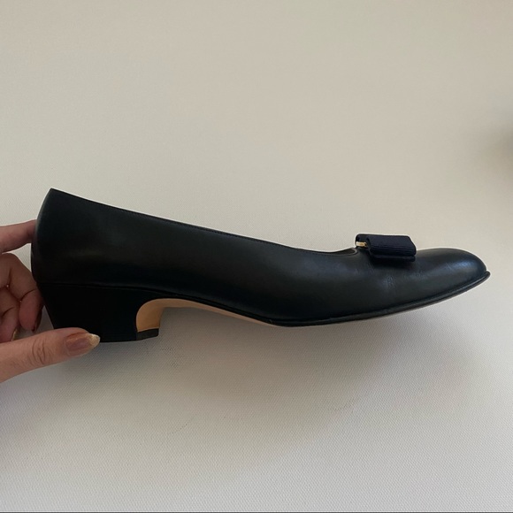 SOLD Salvatore Ferragamo Vintage Vara Bow Pumps Navy Blue - Picture 4 of 15